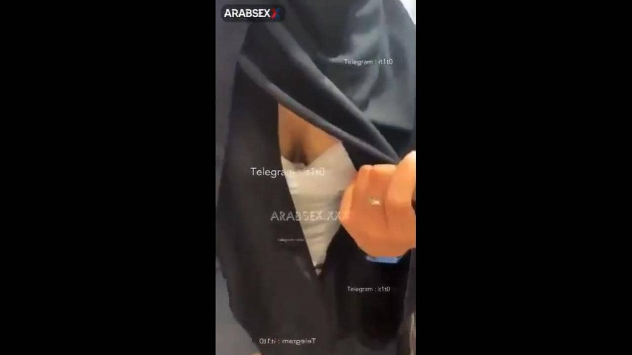 سكس اماراتيه مع حبيبها تمص العير ويلعب بكسها الضيق