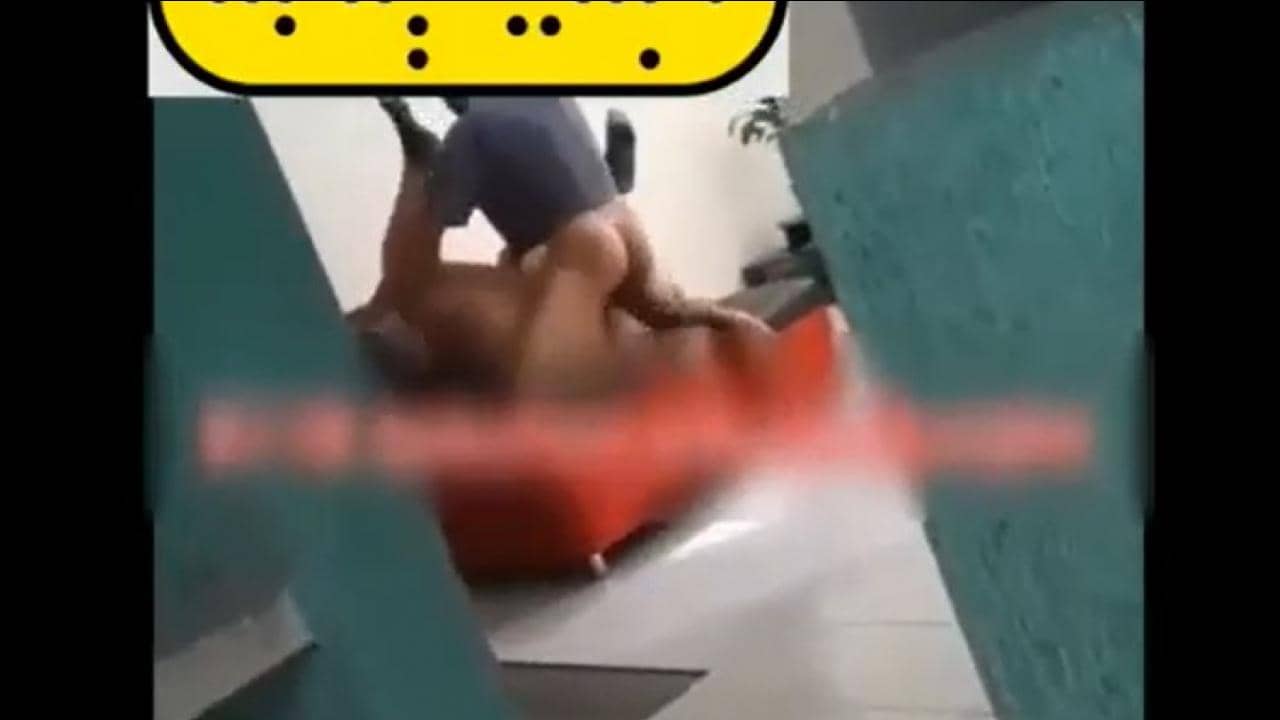 الديوث ولد جواهر يصور أمه تنتاك مع السواق اليمني