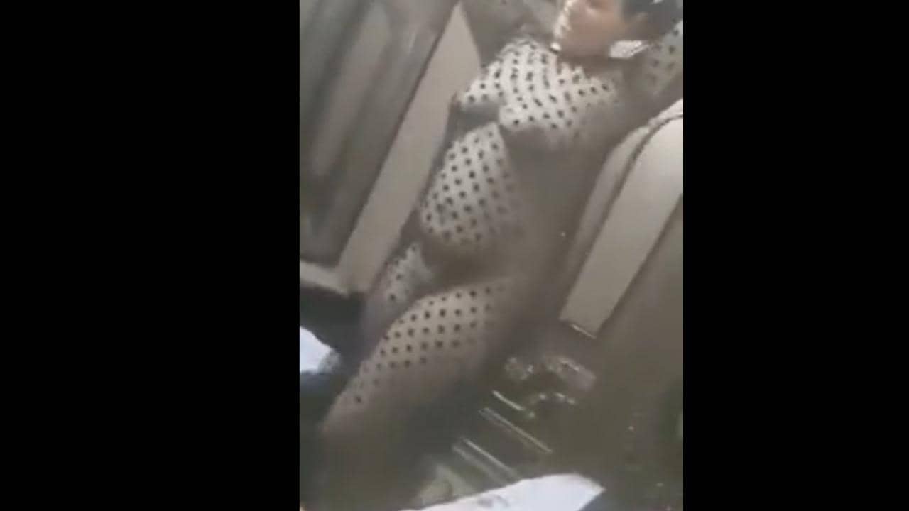 مدام بترقص بقميص نوم مثير وتمص قضيب زوجها