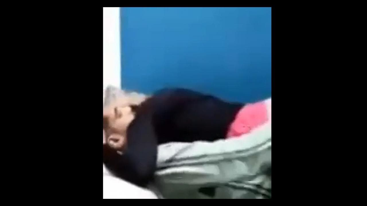 اخرسي .. لا اوعى - صراع من اجل قلع البنطلون والوصول الى النيجة ولكن البنت صعبة المراس - سكس مصري
