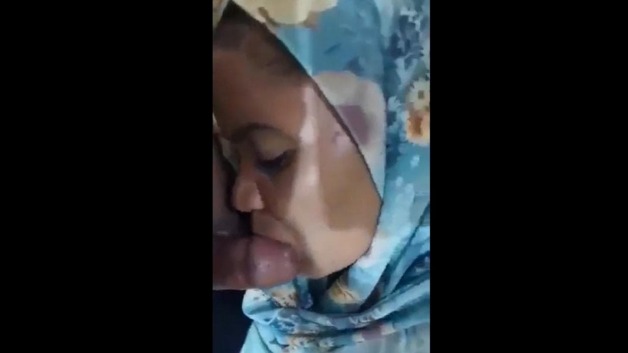 سودانية محجبة تمص زب مديرها وتشرب لبنه بكل شهوة