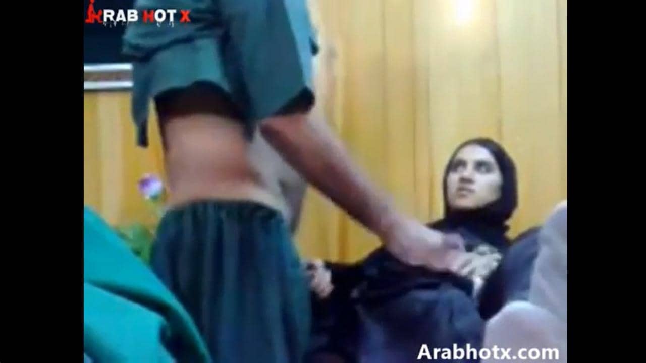شرموطه حامل من حبيبها تروح للدكتور عشان يسقطها يهيج عليها بيستغل الموقف و ينيكها
